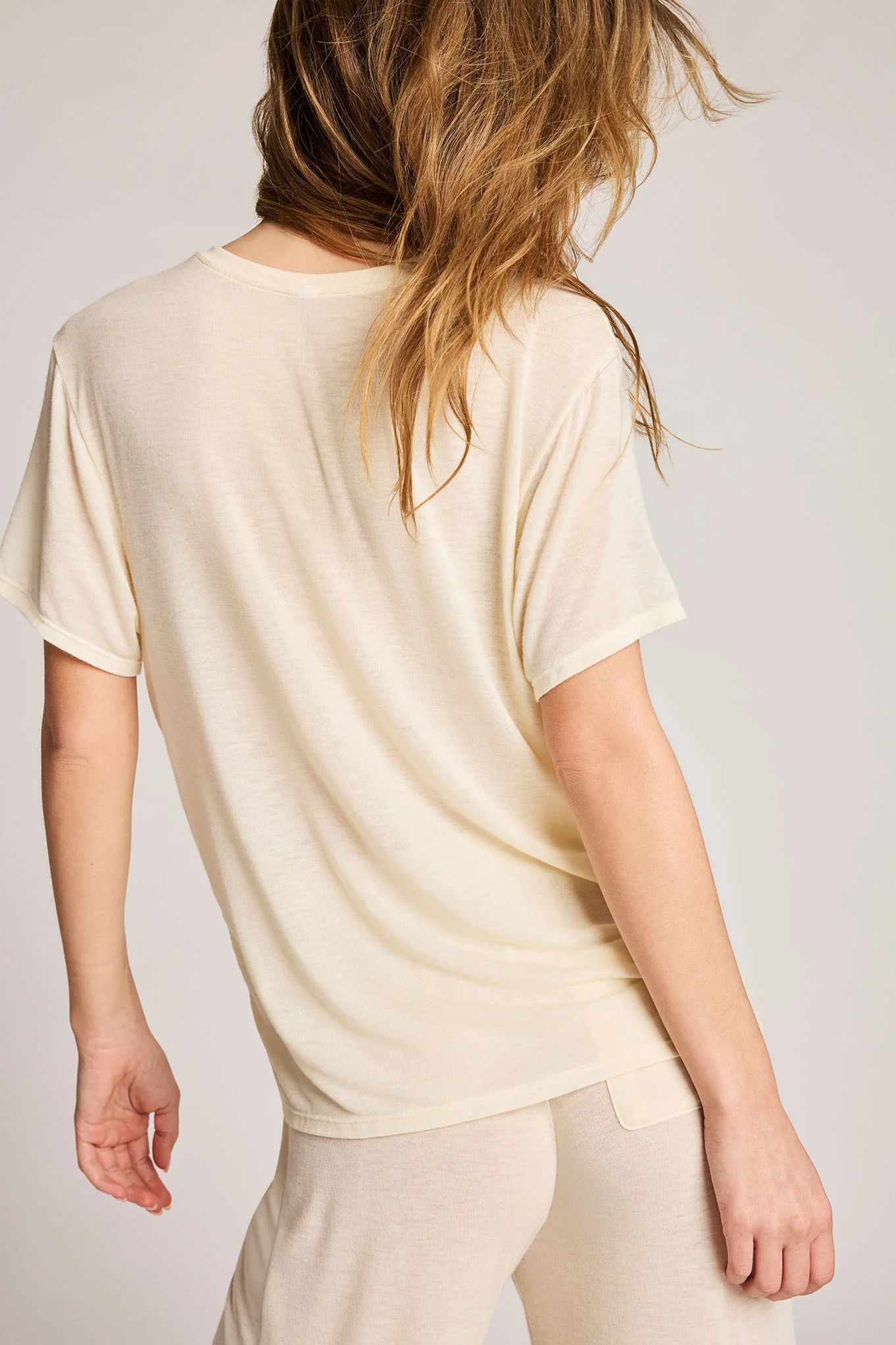 Fino Featherweight Cashmere Boyfriend Tee in Cream - Image 3