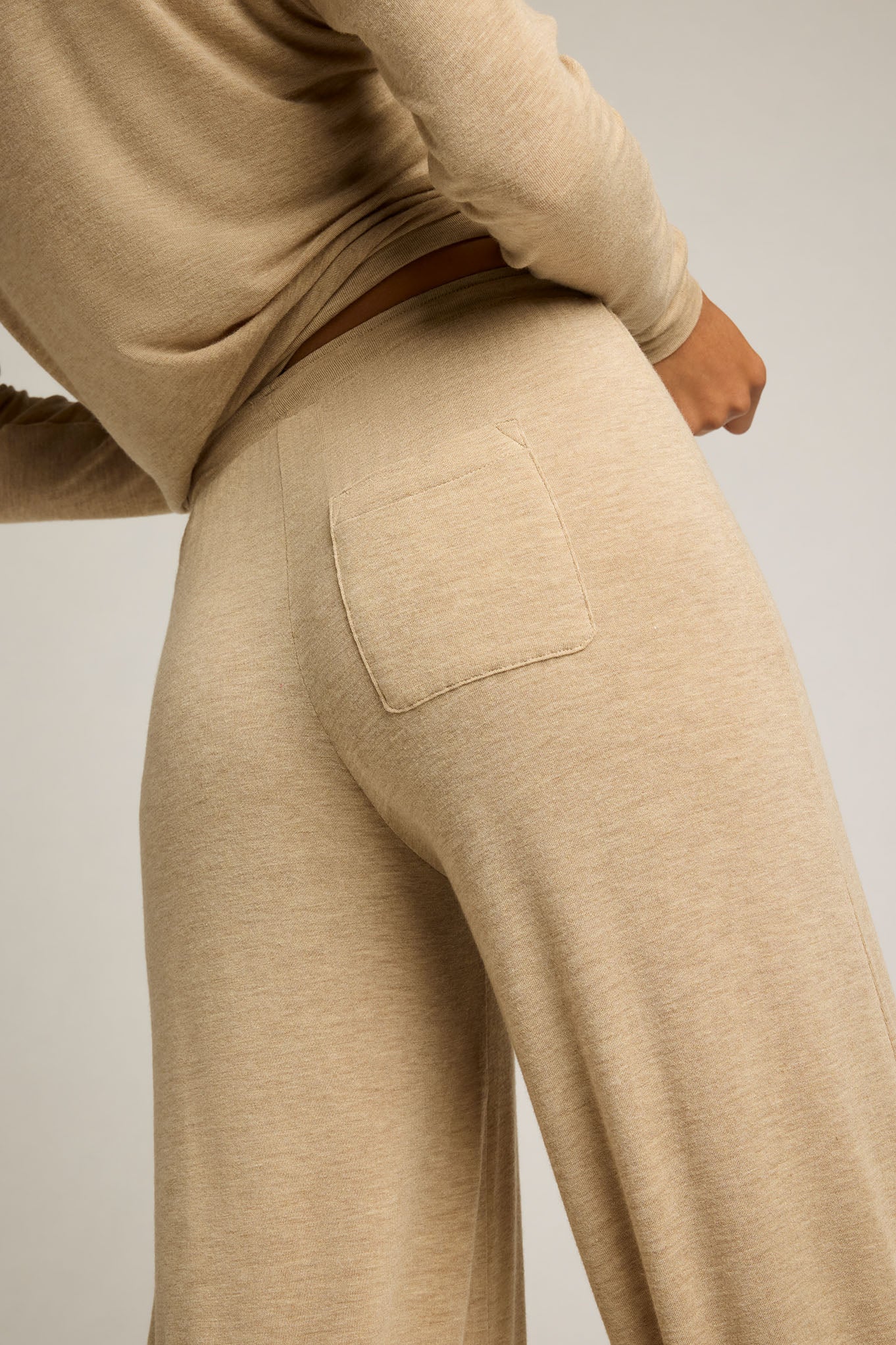 Fino Featherweight Cashmere Track Pant in Dune - Image 2